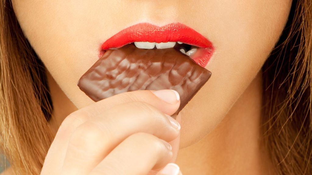 تفسير حلم أكل الشوكولاته للعزباء
